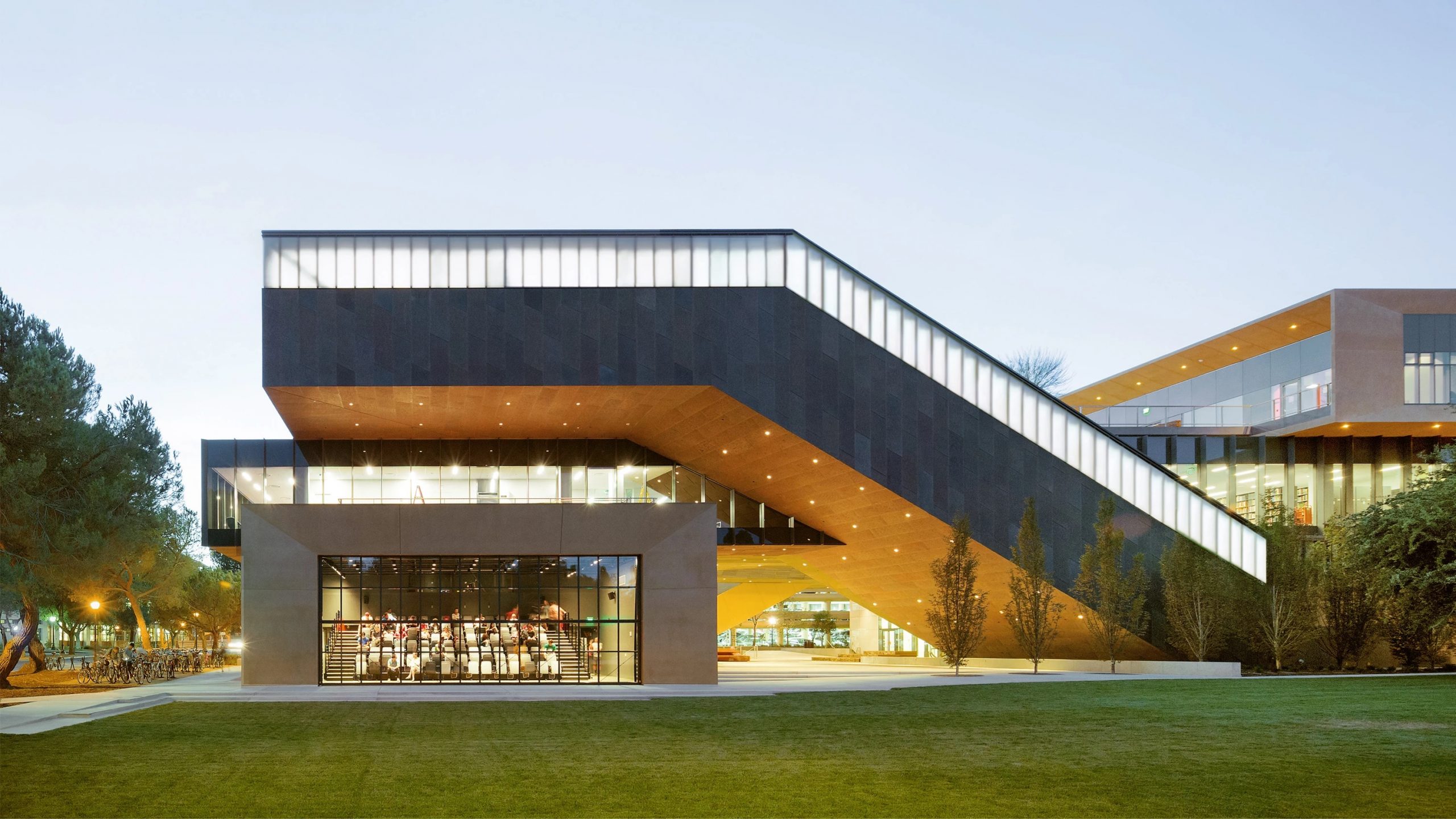 Университетский кампус: путешествие по территории знаний и возможностей